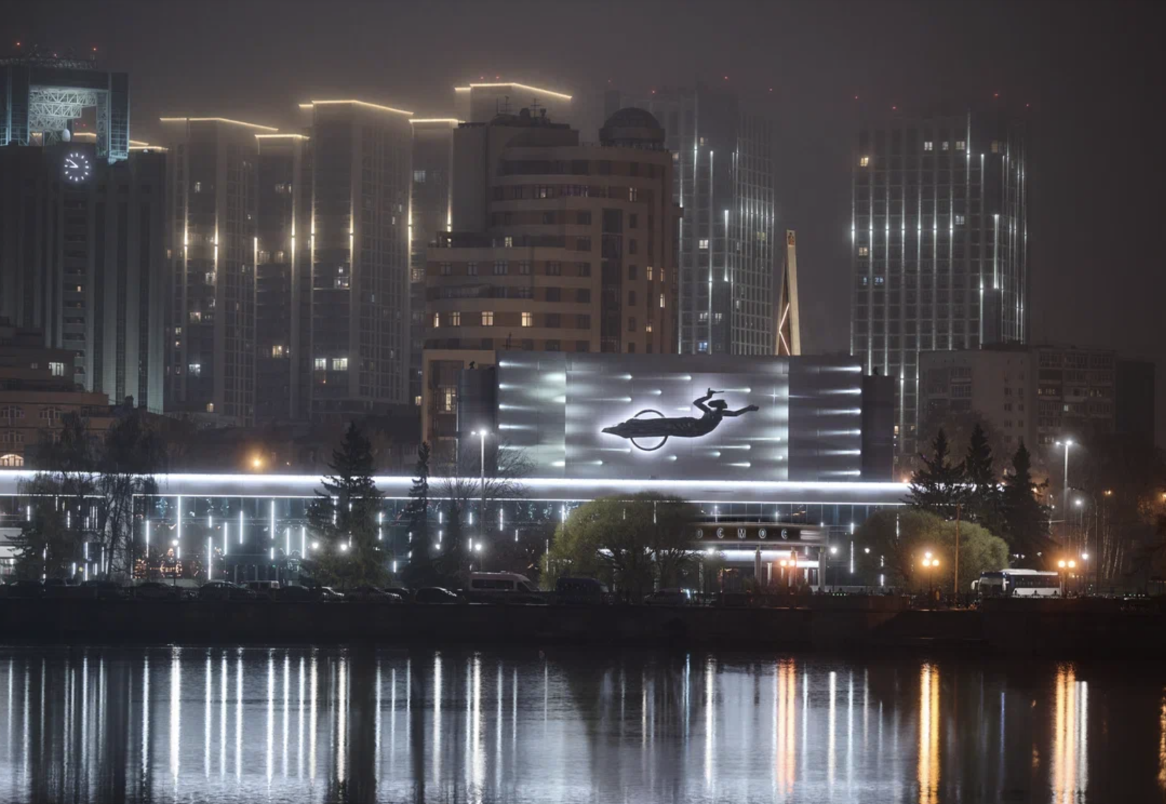КОСМОС киноконцертный театр ночью